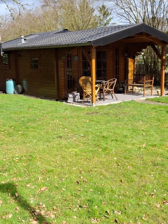 Bron van Rust bungalow omgeven door natuur